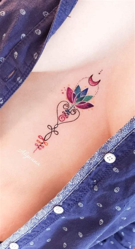 tatuaje entre los senos|Tatuajes para mujeres en el PECHO: 30 diseños ATREVIDOS y。